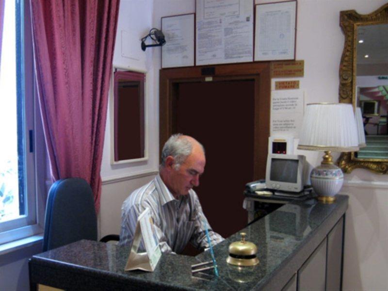 רומא Hotel Resi מראה חיצוני תמונה