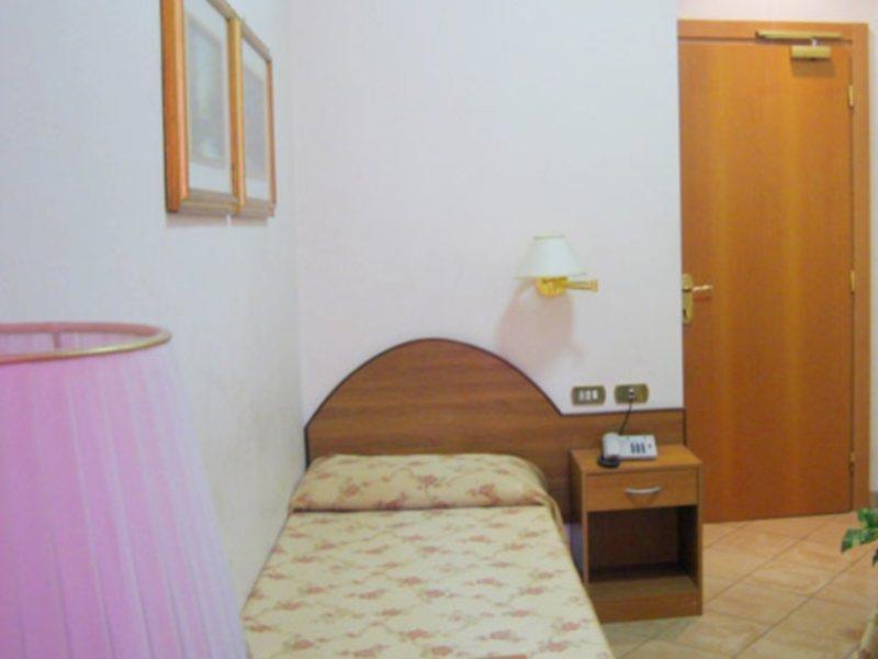 רומא Hotel Resi מראה חיצוני תמונה